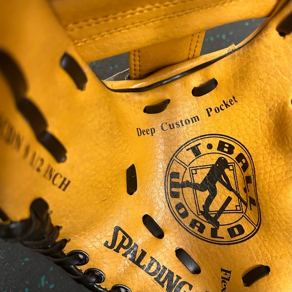 Spalding Youth left hand 9.5” T100 baseball glove - Picture 7 of 7